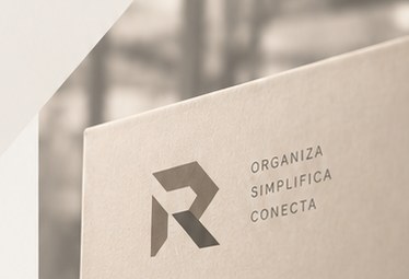 Encomenda com o monograma Romarco